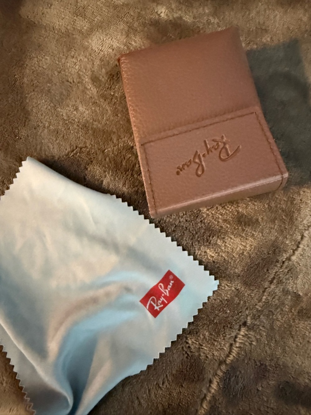Ray-Ban folding Brown Leather Eyewear Case with Gray Cleaning Cloth - Picture 4 of 4